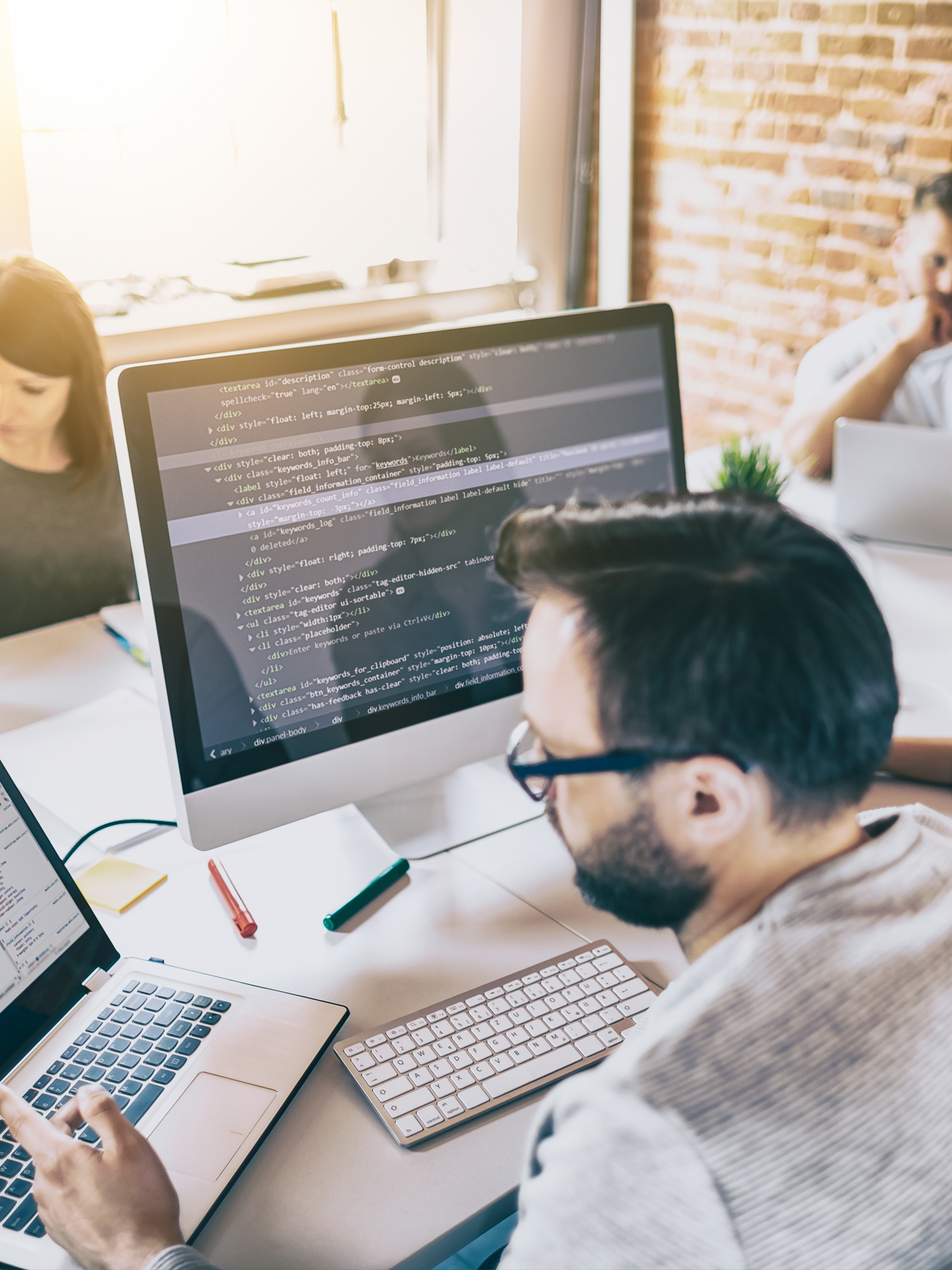 Home 11 Foto von einem Webagentur Mitarbeiter vor einem Bildschirm.